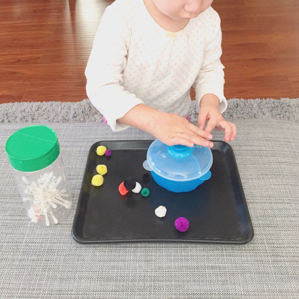 Jugando con Q-tips y&nbsp;Pompones
