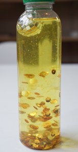 Sensory bottles to learn about the weather, rainy, sunny, snowy, cloudy and windy. Bilingual printables. Montessori at home weather theme.